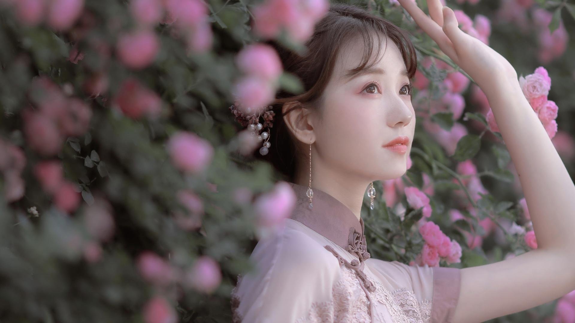 比赛现场观众热情高涨,为双方加油助威,比赛加油助威的口号