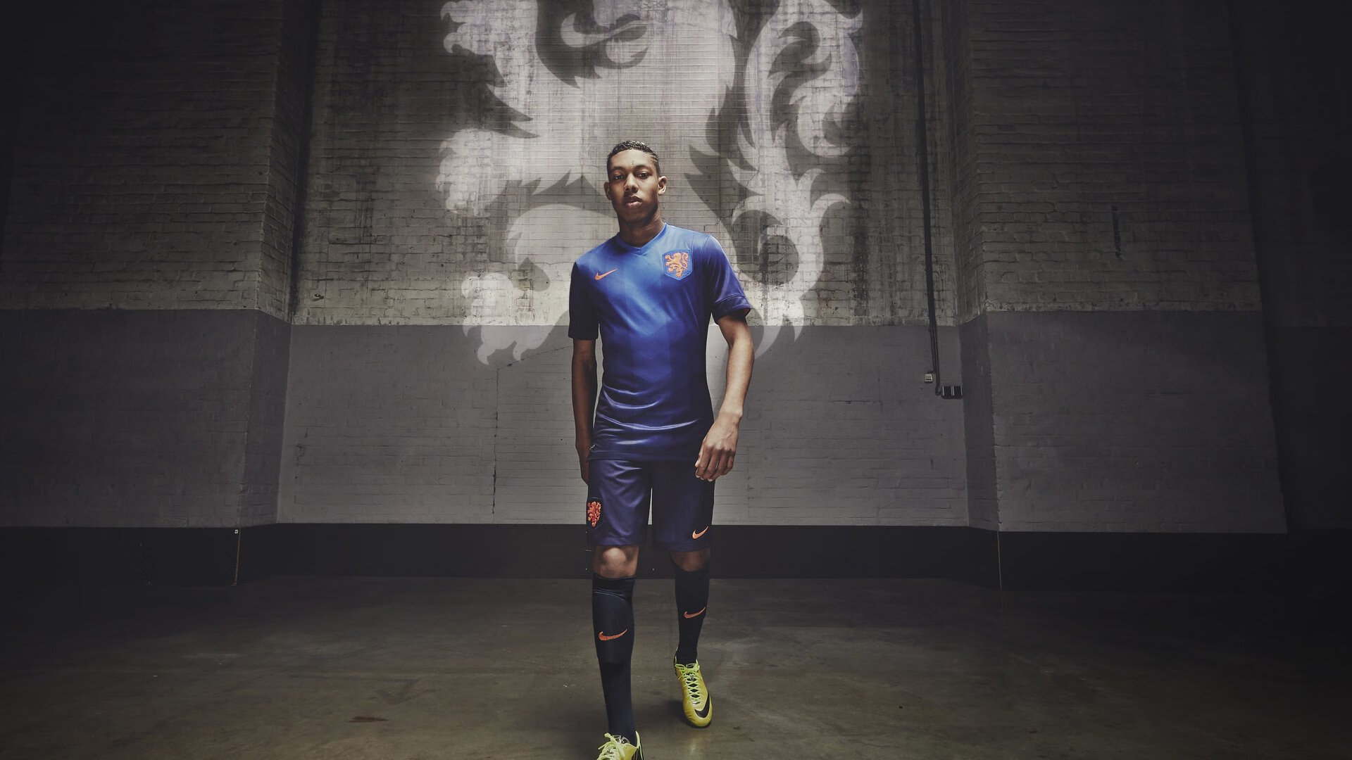 教练战术布置频繁调整引发讨论,教练在布置战术时讲到了常用的比赛阵型